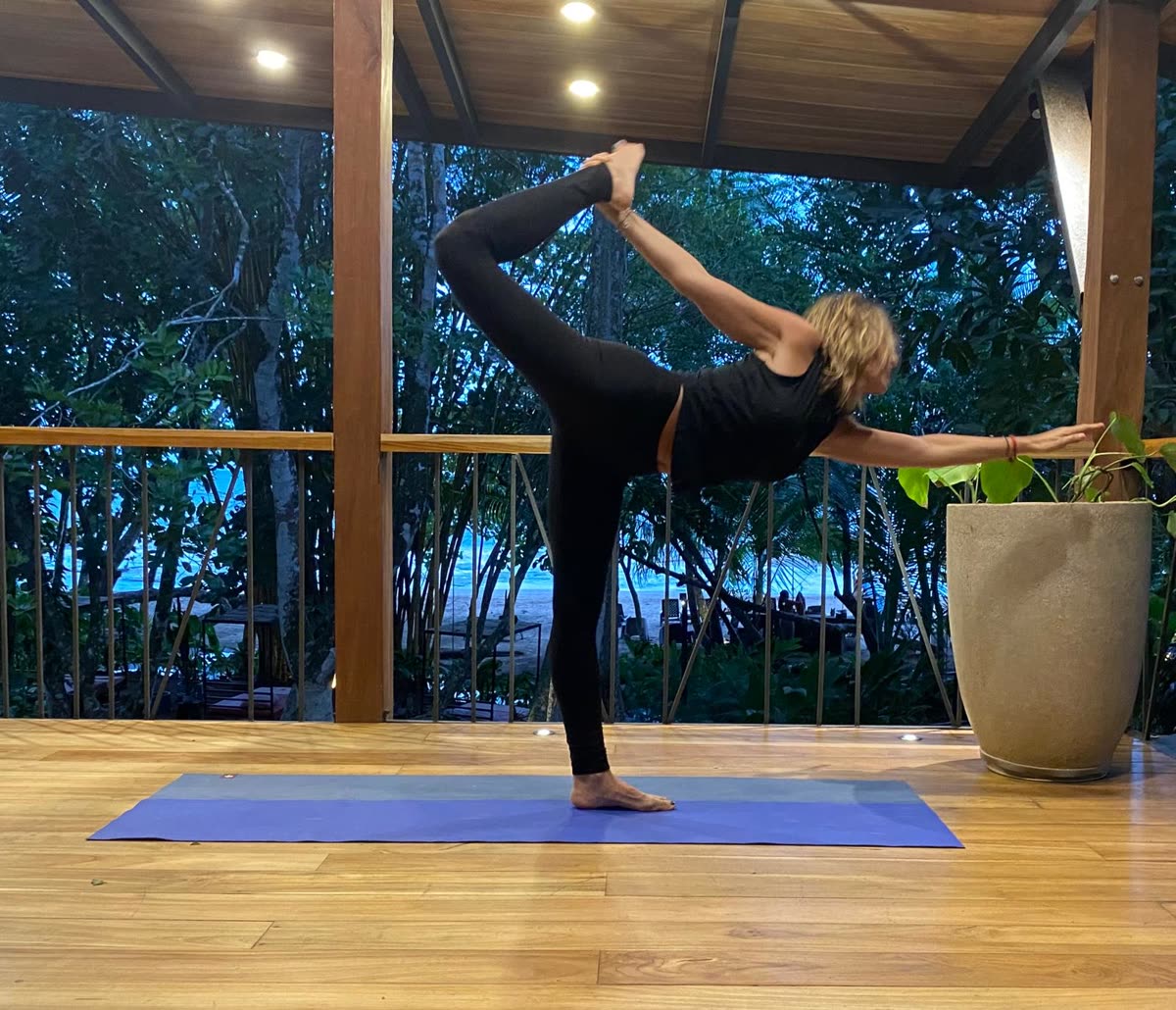 Verónica Sukha practicando yoga
